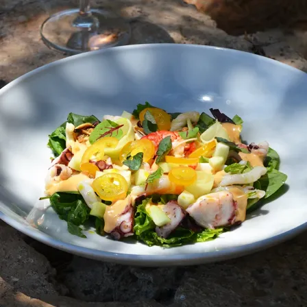 L'INSALATA DI MARE* CON POLPO, GAMBERO VIOLA, COZZE, ALLIEVI, CAROSELLO E SALSA ROSA