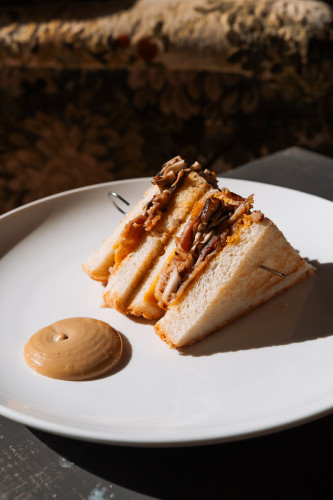 SANDWICH, PORCHETTA DI MAIALE NERO, FUNGHI E CREMA DI ZUCCA