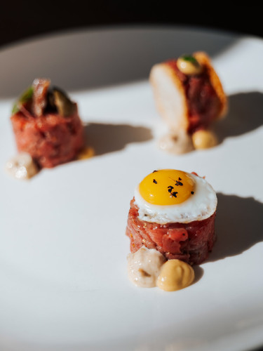 TARTARE DI PODOLICA CON ACCIUGA, SENAPE, UOVO PERFETTO, SALSA TONNATA